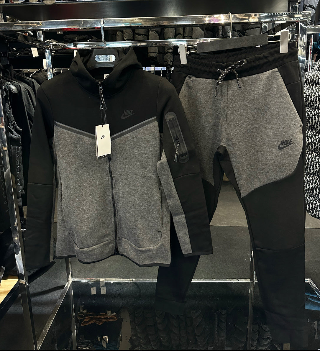 NIKE ΣΕΤ TECH FLEECE -ΜΑΥΡΟ ΓΚΡΙ ΣΚΟΥΡΟ